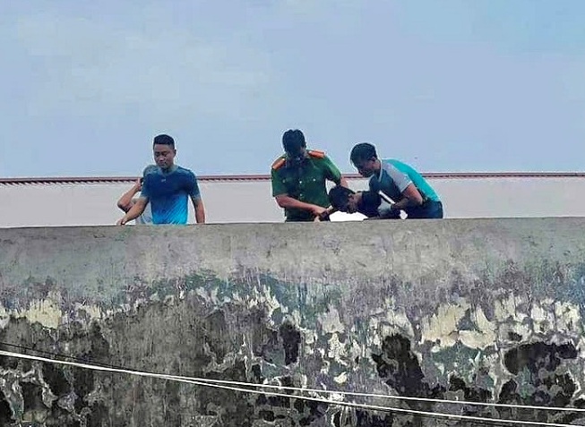 Công an phường Hợp Đức: Giải cứu một nam thanh niên trèo lên mái nhà